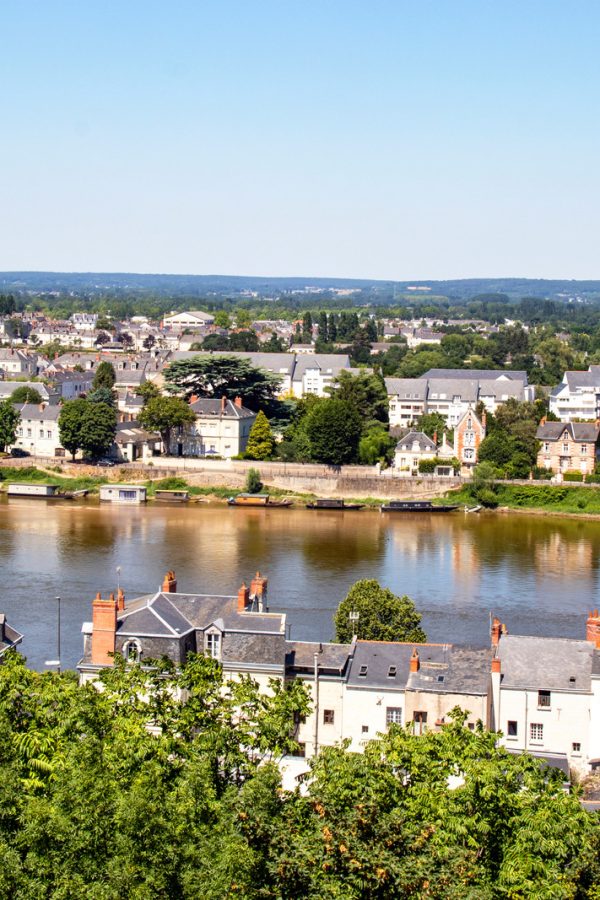 Prise de vue de la Loire et des toits de la ville depuis la route du château, au zoom 18/135, 200 iso, 14, 1/160 seconde